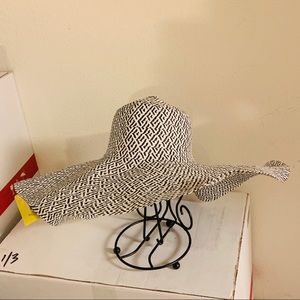 👒 Black and White Sun Hat ☀️